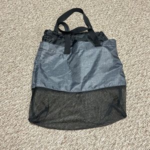 Thirty One mesh bottom beach carrying bag.